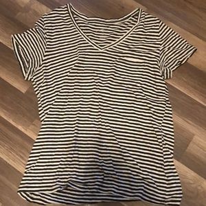 Universal Threads v-neck black & white stripe tee